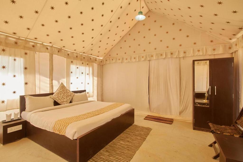 Golden Sandstone Hotel Desert Safari Camp Jaisalmer Bagian luar foto